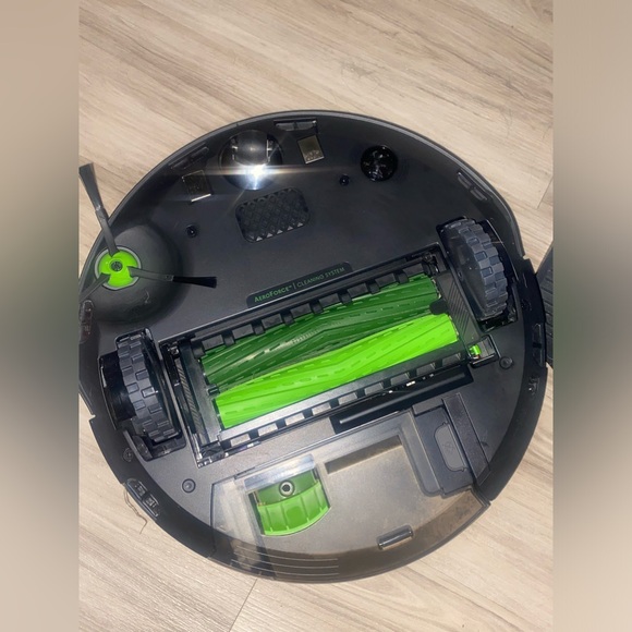 SOLD on EBay! iRobot Roomba J7+ (7550) self-emptying robot vacuum - Picture 3 of 8